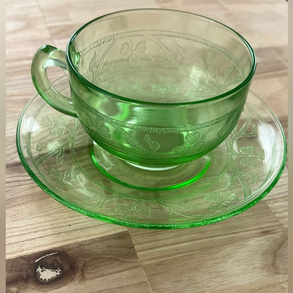 Rare Vintage 1930’s Hazel Atlas Uranium Glass Tea Cup and Saucer Clover Motif - Picture 2 of 10